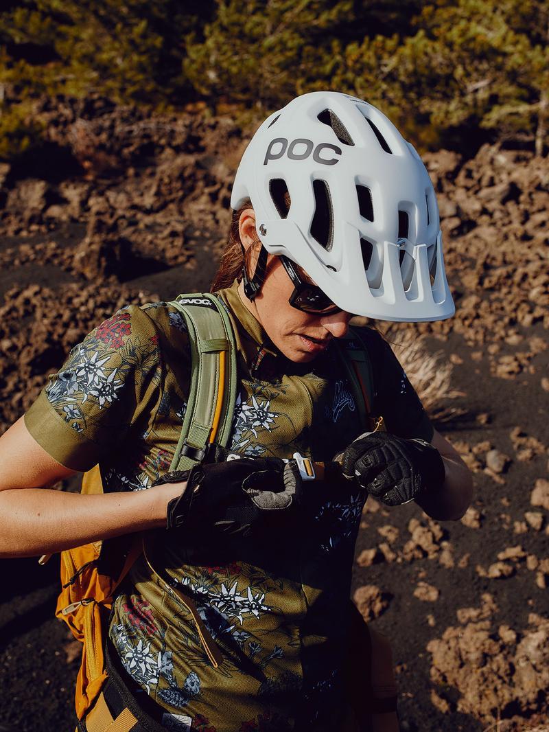 Mountainbikerin auf vulkanischem Gelände auf Sizilien – Reisereportage für die ADAC Motorwelt