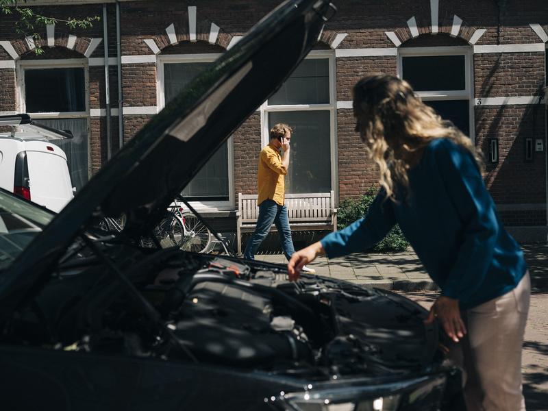 Allianz Direct Kampagne – Autopanne in Den Haag, Mann telefoniert