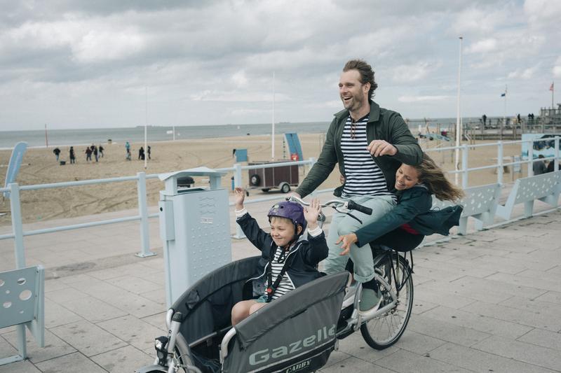 Allianz Direct Kampagne – Familie auf Lastenrad am Strand von Den Haag