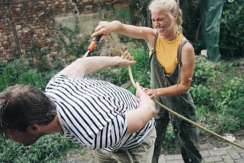 Allianz Direct Kampagne – Paar mit Gartenschlauch in Berlin